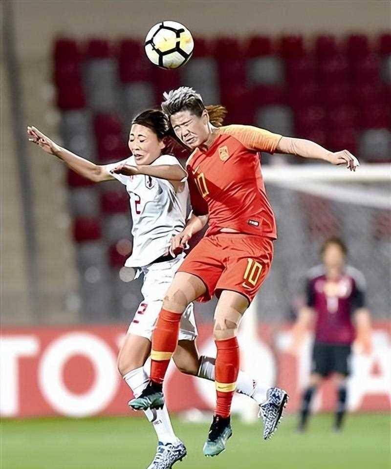 女足队员在比赛中展现出色技术和战术 女足队员在比赛中展现出色技术和战术