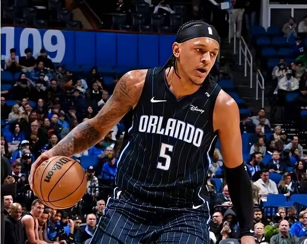 包含爵士逆转太阳，米切尔全场砍下32分稳坐得分王宝座的词条