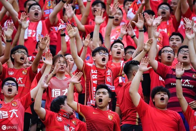 恒大主场大胜亚泰，领跑积分榜